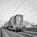 154302 Afbeelding van de diesel-electrische locomotief nr. 2482 (serie 2400/2500) van de N.S. met een goederentrein op ...